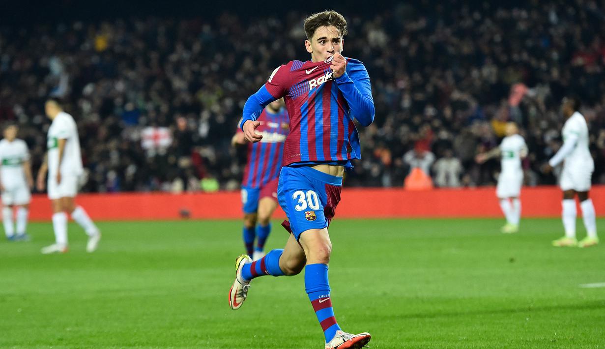 Gavi. Gelandang tengah berusia 17 tahun yang musim 2021/2022 ini baru dipromosikan dari tim yunior Barcelona ke tim senior memiliki klausa pelepasan senilai 42,75 juta pound. Total telah tampil 25 laga di semua ajang, ia mampu mencetak 1 gol dan 3 assist. (AFP/Pau Barrena)