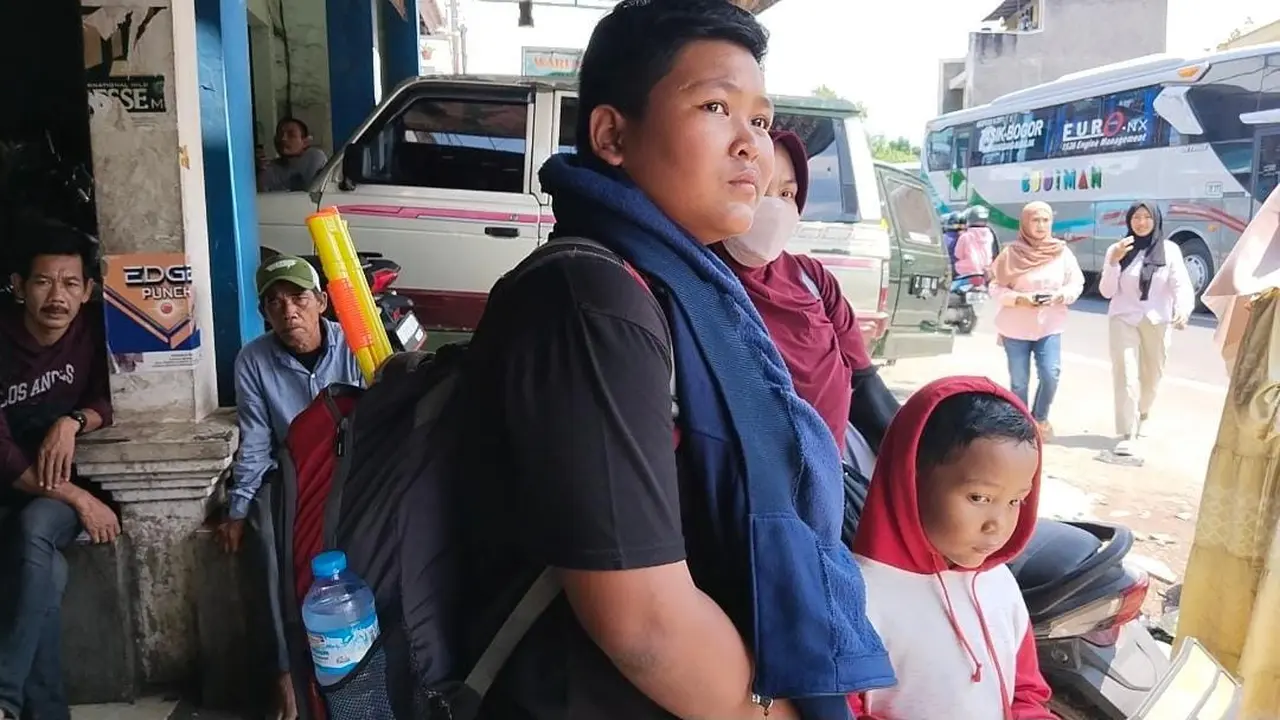 Ratusan calon penumpang bis angkutan umum terlantar di salah satu pool bis AKAP di Limbangan, Kabupaten Garut, Jawa Barat selama berjam-jam akibat macet arus balik 2023. (Liputan6.com/Jayadi Supriadin)