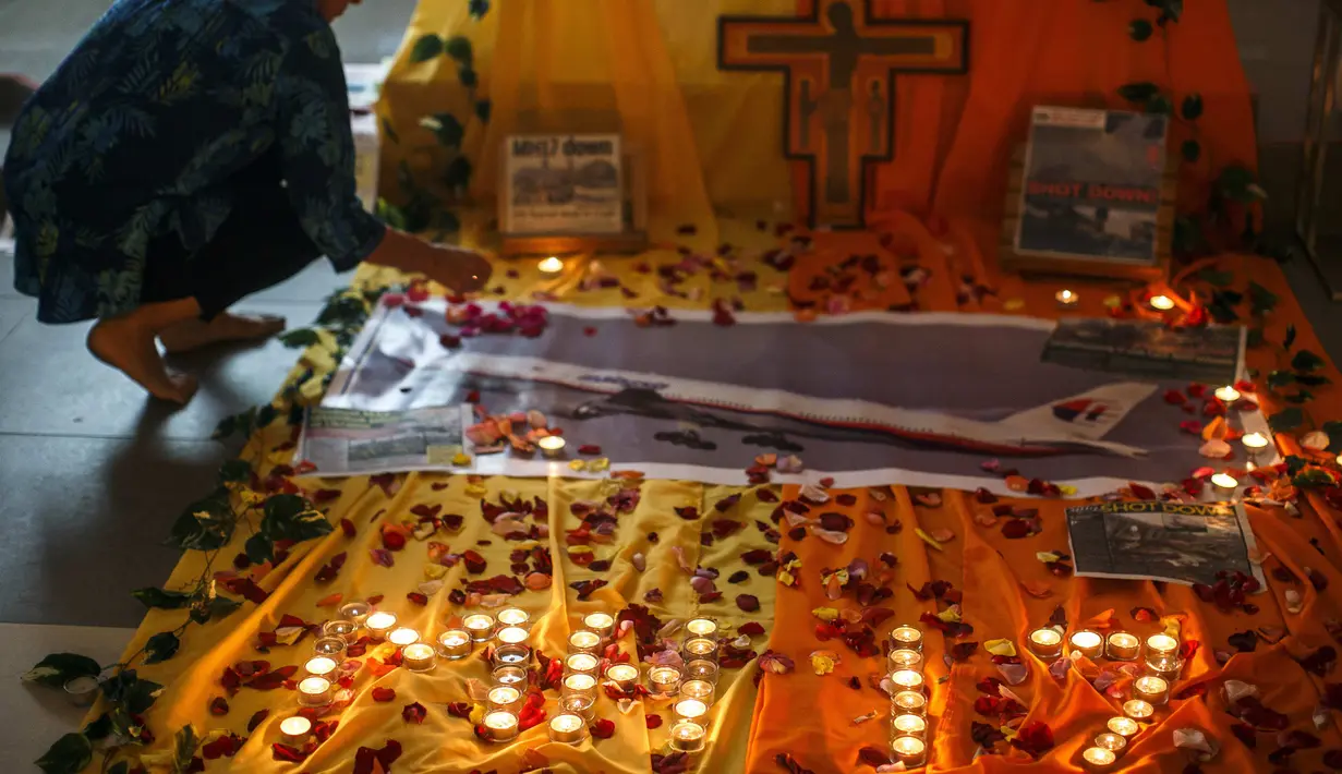Sebuah lilin dinyalakan dalam acara peringatan jatuhnya pesawat Malaysia Airlines MH17, Jumat (18/7/14). (REUTERS/Athit Perawongmetha) 
