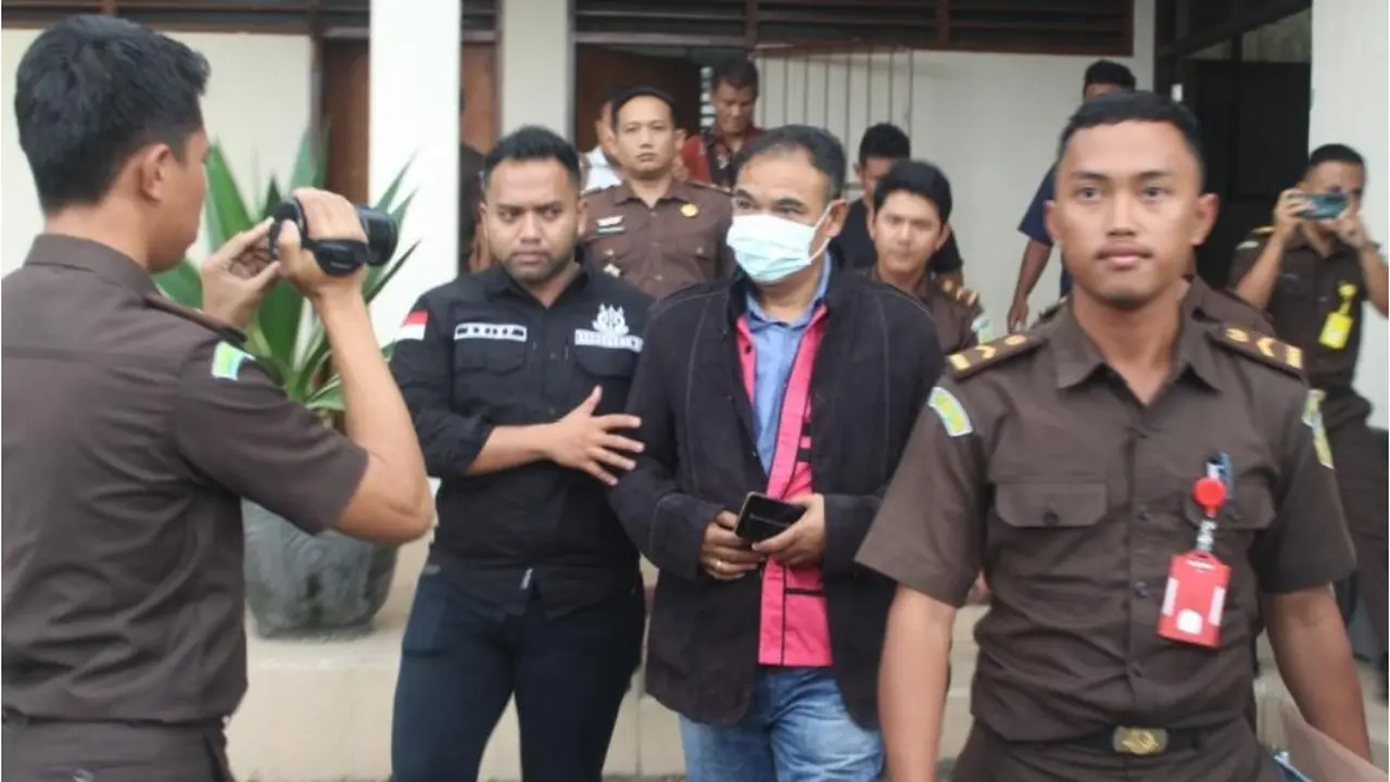 Marthen Ngailu Toni, mantan Wakil Bupati (Wabup) Sumba Barat, NTT saat digiring ke mobil tahanan jaksa (Liputan6.com/Ola Keda)