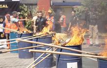 Bea Cukai Bakar Barang Impor Ilegal Senilai Rp243 Juta, Ada Pakaian Bekas 4 Ton