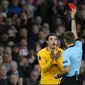 Bek Atletico Madrid, Sime Vrsaljko, menerima kartu merah pada leg pertama semifinal Liga Europa, di Stadion Emirates, London, Kamis (26/4/2018). (AFP/Ian Kington)