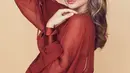 Model yang lahir di Australia ini memakai gaun merah yang membuat ia semakin seksi dan menawan. (Liputan6.com/IG/@mirandakerr)