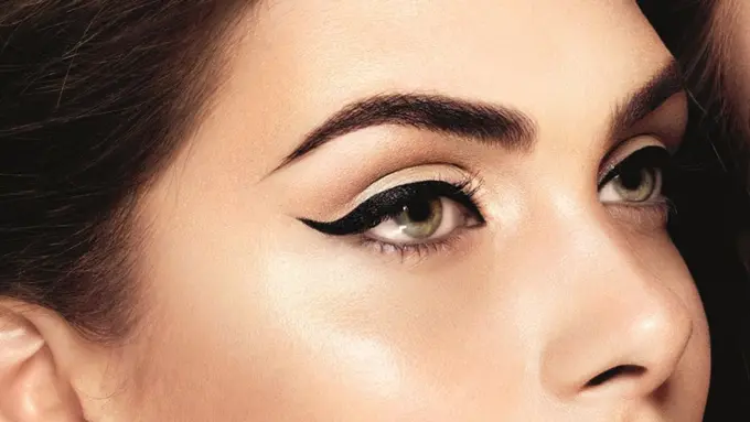 [Bintang] 14 Hal Ini Membuktikan Eyeliner Pantas Disebut Kaki Tangan Iblis