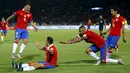 Para pemain Chile merayakan gol Alexis Sanchez pada laga kualifikasi Piala Dunia 2018 di Santiago, Chile, Kamis (08/10/2015). Chile menang 2-0. (REUTERS/Ivan Alvarado)