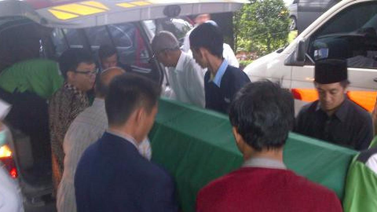 Keluarga iringi jenazah adik Habibie ke rumah duka