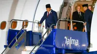 Foto selebaran yang dirilis oleh kantor berita Peru, Andina, menunjukkan Presiden Republik Indonesia, Prabowo Subianto saat tiba Pangkalan Angkatan Udara 8, yang berdampingan dengan Bandar Udara Internasional Jorge Chavez, di Callao, Peru, pada Rabu 13 November 2024 waktu setempat. (Eddy RAMOS/ANDINA/AFP)