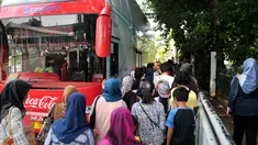 Warga saat hendak menaiki Bus City Tour di halte Masjid Istiqlal untuk berkeliling Jakarta untuk memanfaatkan libur Natal, Jakarta, Sabtu (26/12/2015). (Liputan6.com/Yoppy Renato)