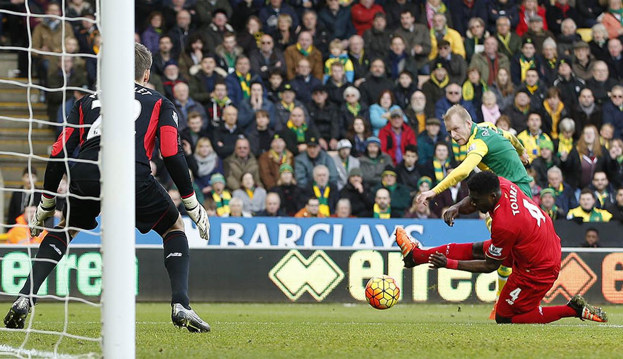 Proses terjadinya gol Norwich yang dicetak pemain anyar mereka, Steve Naismith, ke gawang Liverpool. Kekalahan itu membuat Norwich terpuruk di peringkat 16 klasemen Liga Inggris. (Reuters/John Sibley)