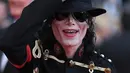 Pria berpenampilan Michael Jackson berpose setibanya di karpet merah  pemutaran film Solo: A Star Wars Story pada Festival Film Cannes, Prancis, Selasa (15/5). Kehadiran pria mirip mendiang raja musik pop dunia itu mengundang perhatian. (AFP/LOIC VENANCE)