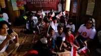 Sejumlah anak-anak Orang Rimba ketika mengikuti puncak peringatan HAN 2022 secara virtual, Minggu (31/7/2022). Mereka mengikuti peringatan ini melalui jaringan virtual di rumah pendidikan KKI Warsi di Sarolangun, Jambi. (Liputan6.com/dok KKI Warsi)