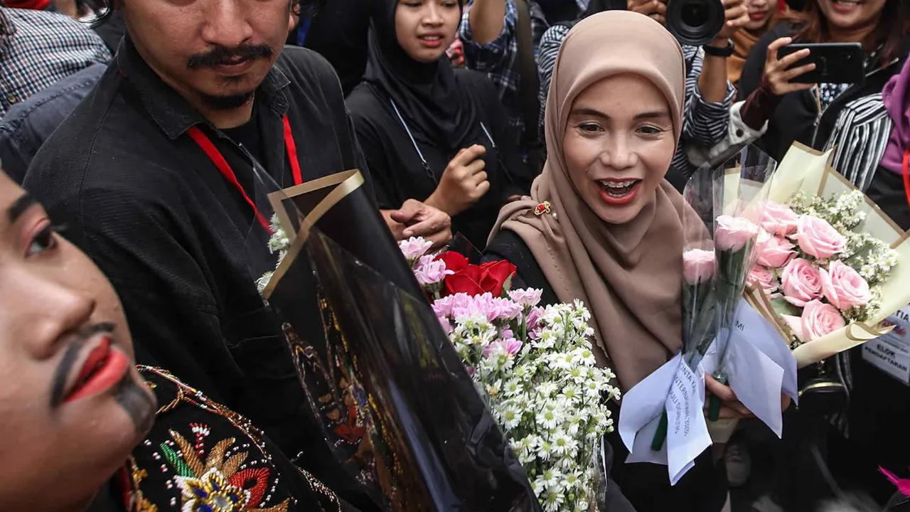 Istri bakal calon presiden Ganjar Pranowo, Siti Atiqoh Supriyanti menghadiri acara Hari Disabilitas Internasional di Bumi Pospera, Cipinang, Jakarta, Minggu (3/12/2023).