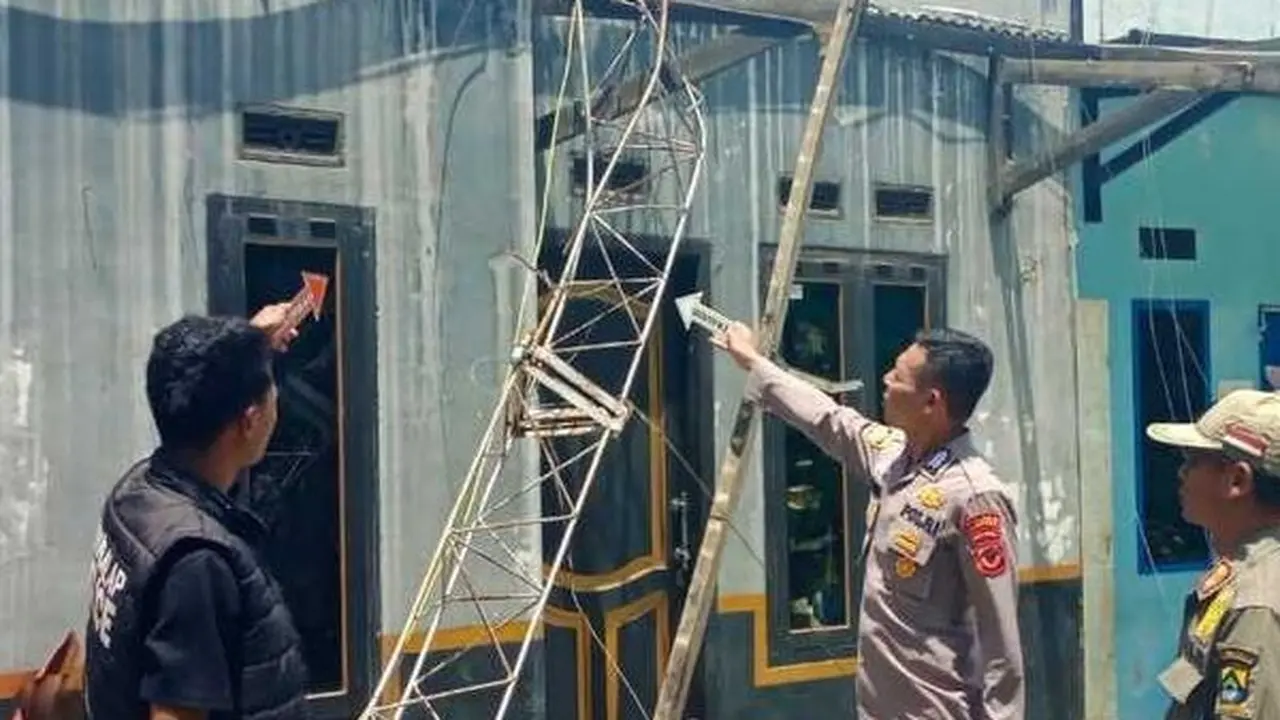 Tower roboh timpa bocah 11 tahun di Cianjur.