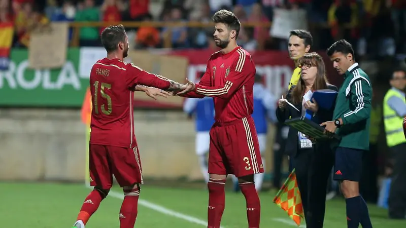 Pique - Ramos (AFP PHOTO/ CESAR MANSO)