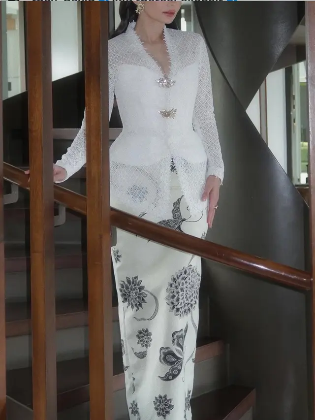 Enzy Storia Kenakan Kebaya Putih dipadukan bawahan kain. [@rhay_david]