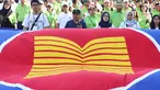 Menteri Luar Negeri Retno Marsudi dan Kemenaker Trans Hanif Dhakiri saat memimpin jalannya Parade Asean 50 Tahun di Jakarta, Minggu (27/8). Acara Parade ASEAN 50 tahun ini digelar oleh Kemlu. (Liputan6.com/Angga Yuniar)