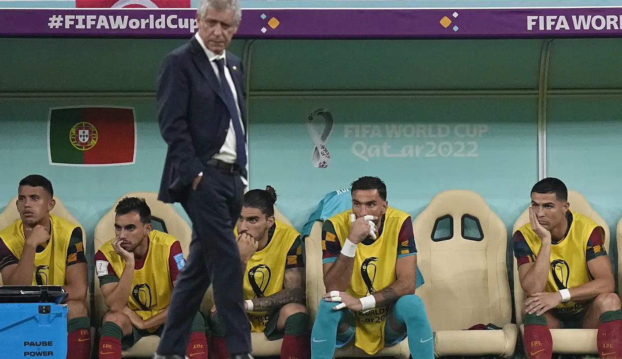 Cristiano Ronaldo (kanan) saat duduk di bangku cadangan selama pertandingan sepak bola babak 16 besar Piala Dunia 2022 antara Portugal dan Swiss, di Stadion Lusail, Lusail, Qatar, Selasa (6/12/2022). Pada pertandingan melawan Swiss, Ronaldo baru bermain di menit ke-74 dan menggantikan Goncalo Ramos. (AP Photo/Pavel Golovkin)