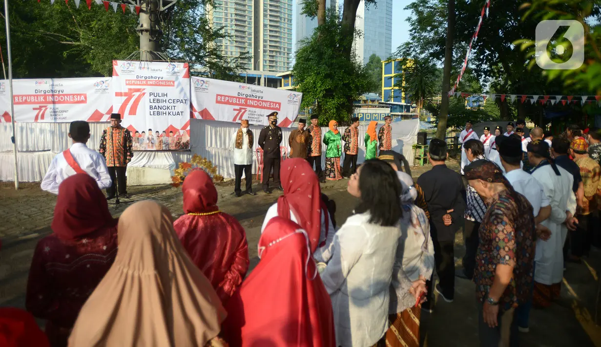 Suasana upacara pengibaran bendera Hari Ulang Tahun ke-77 Republik Indonesia di RW 04 Kebun Melati, Jakarta, Rabu (17/8/2022). Peringatan Hari Ulang Tahun Republik Indonesia telah menjadi tradisi di kampung tersebut sejak tahun 1975. (merdeka.com/Imam Buhori)