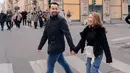 <p>Sama-sama tampil dengan busana hitam, Kiky Saputri dan suami mengunjungi Italy selama honey moon. Serasi dengan jeans, busana pasangan ini bisa jadi inspirasi. [Instagram/kikysaputrii]</p>
