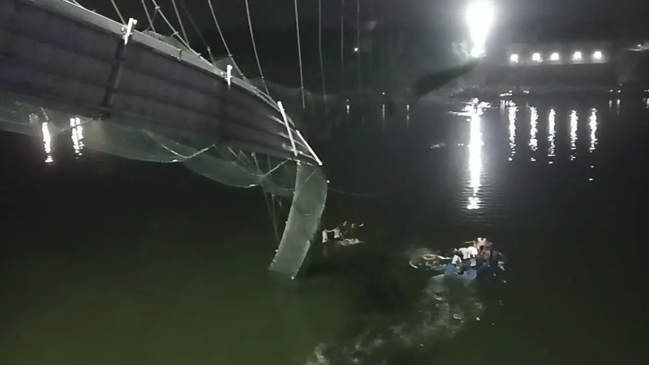 Jembatan Gantung Ambruk di India, Puluhan Orang Tewas