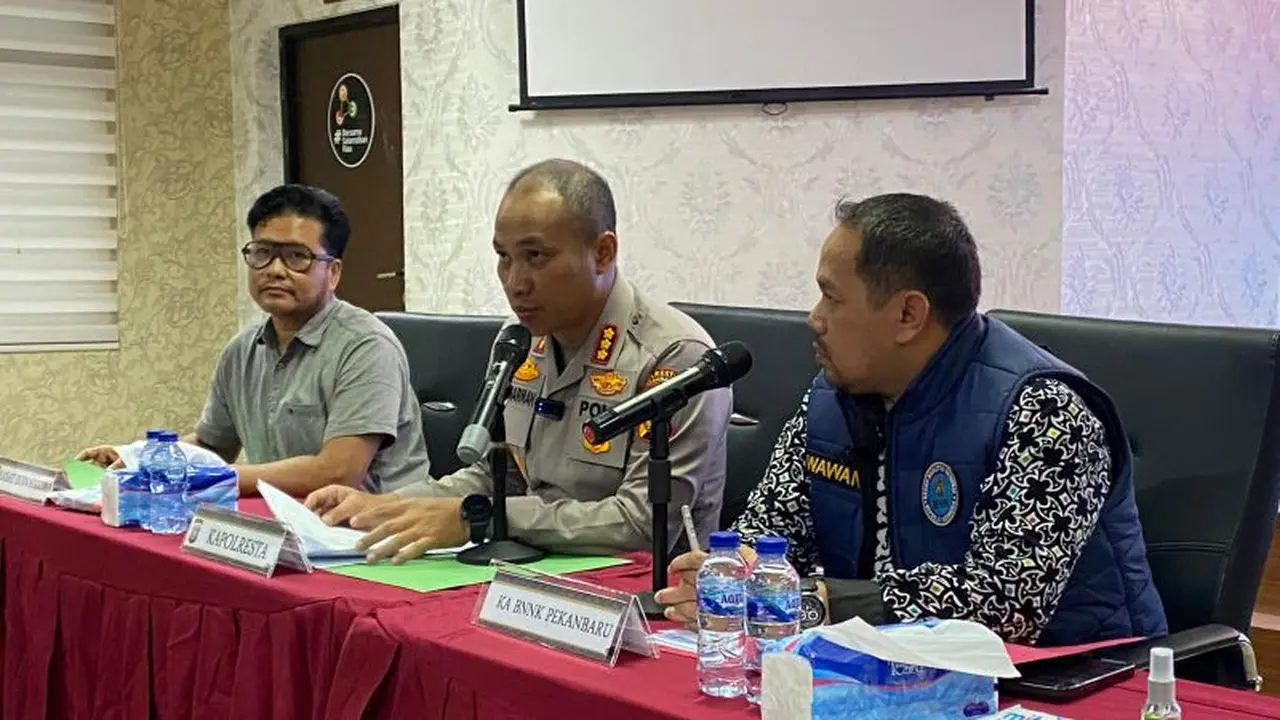 Kapolresta Pekanbaru Kombes Pol Muharman Artha didampingi Kepala BNN Pekanbaru Kombes Pol Wawan dan Kasat Narkoba dalam konferensi pers razia.