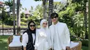 Lesti Kejora mengenakan kerudung pashmina warna putih polos senada dengan long dress lengan panjangnya. Dress pun memiliki aksen pita, ia pun hadir bersama suaminya, Rizky Billar yang tampil serba putih. [@rikawirtjes]