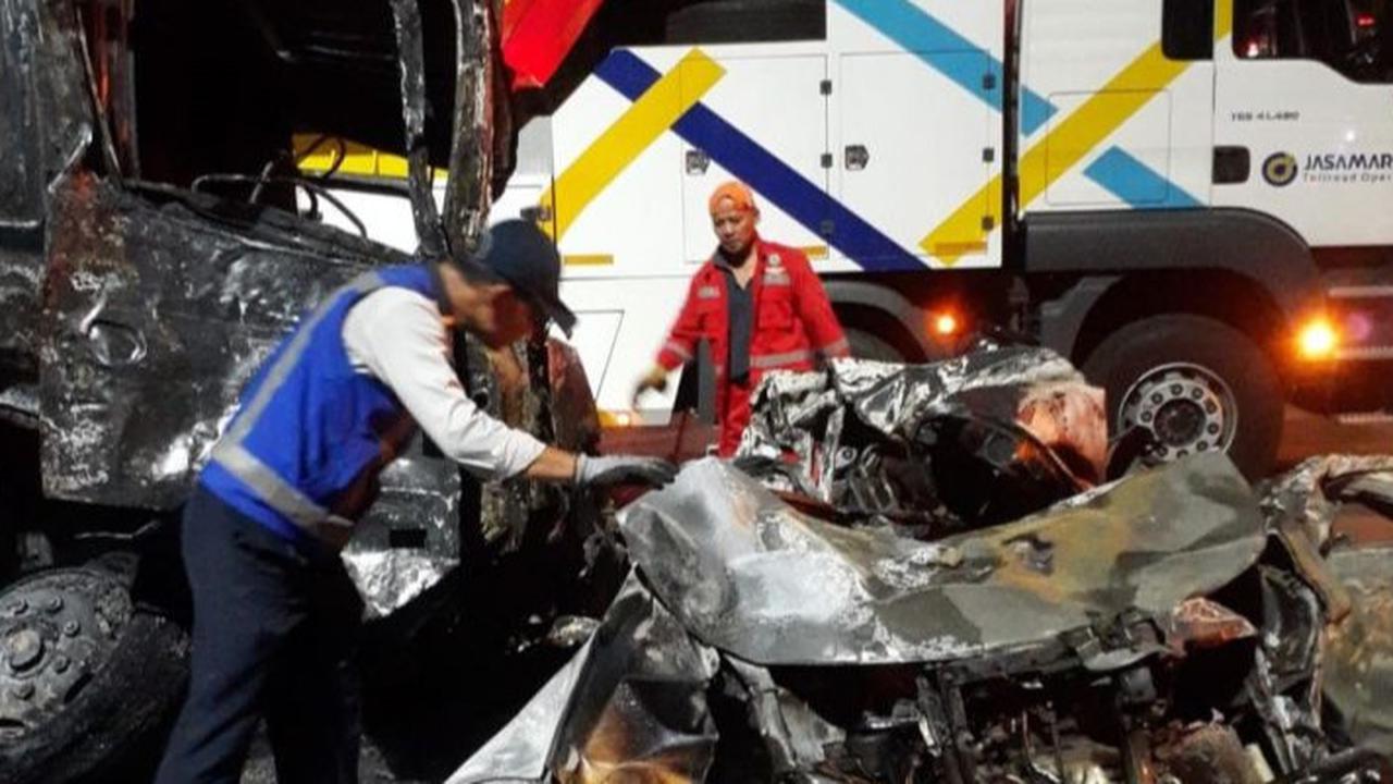 Kronologi Detik-Detik Kecelakaan di Gerbang Tol Ciawi, Truk Seruduk Mobil hingga Terbakar dan Rusak Parah