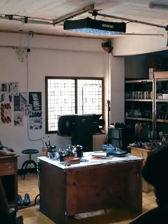 Tren Sepatu Italia dengan Sentuhan Pengrajin Indonesia untuk Tampilan Formal