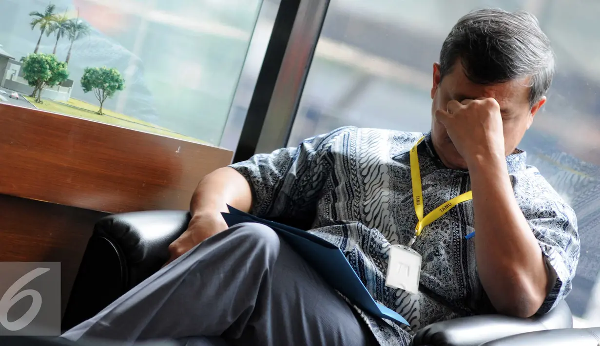 Komjen Pol (Purn) Oegroseno menunggu di lobi kantor KPK, Jakarta, Selasa (17/11). Kedatangan Oegroseno untuk melaporkan Ketua Umum KONI Pusat Tono Suratman terkait dugaan penyalahgunaan anggaran PP PTMSI. (Liputan6.com/Helmi Afandi)