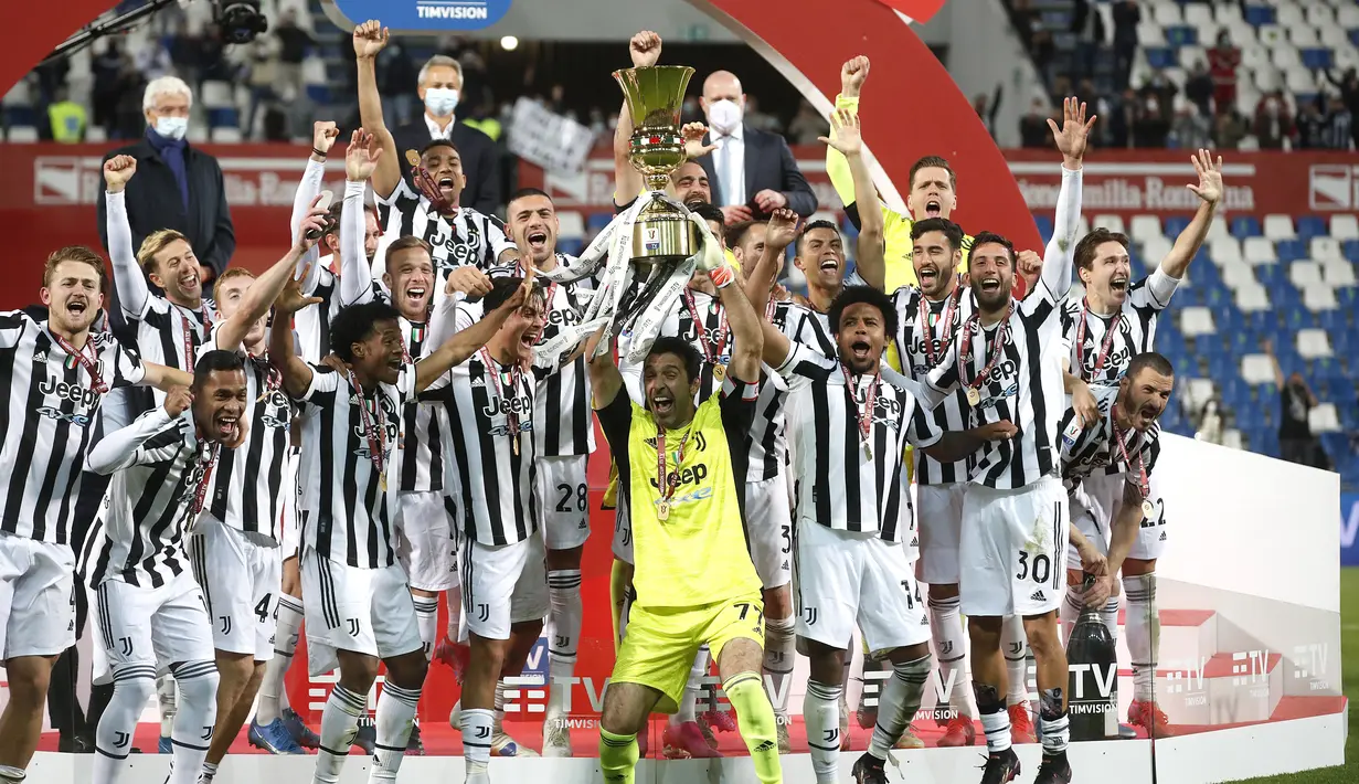 Para pemain Juventus meluapkan kegembiraan usai merebut gelar juara Coppa Italia 2020-2021 pada laga final melawan Atalanta di Stadion Mapei, Kamis (20/5/2021) dinihari WIB. Juventus semakin menegaskan diri sebagai raja Coppa Italia dengan koleksi 14 gelar juara. (AP Photo/Antonio Calanni)