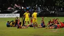 Beberapa anak melakukan peregangan otot usai berlatih di Sekolah Sepak Bola ASIOP Apacinti di Lapangan A Senayan, Jakarta, Jumat (20/2/2015). (Liputan6.com/Helmi Fithriansyah)