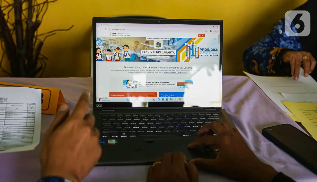 Wali siswa calon peserta didik baru mengajukan pembuatan akun Penerimaan Peserta Didik Baru (PPDB) di SD Grogol Selatan 08, Jakarta, Senin (20/5/2024). (Liputan6.com/Angga Yuniar)