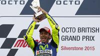 Pebalap Movistar Yamaha Valentino Rossi memenangi balapan MotoGP Inggris Raya di Sirkuit Silverstones, Minggu (30/8/2015).  (Liputan6.com/REUTERS/Darren Staples)