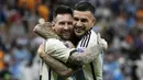 Pemain Argentina, Lionel Messi (kiri) merayakan kemenangan timnya bersama rekannya, Leandro Paredes setelah berhasil mengalahkan Belanda saat babak adu penalti pada perempat final Piala Dunia 2022 yang berlangsung di Stadion Lusail, Jumat (09/12/2022) waktu setempat. Laga yang awalnya imbang 2-2 hingga extratime 2x15 menit, dimenangkan oleh Argentina pada babak adu penalti dengan skor 4-3. (AP/Ricardo Mazalan)