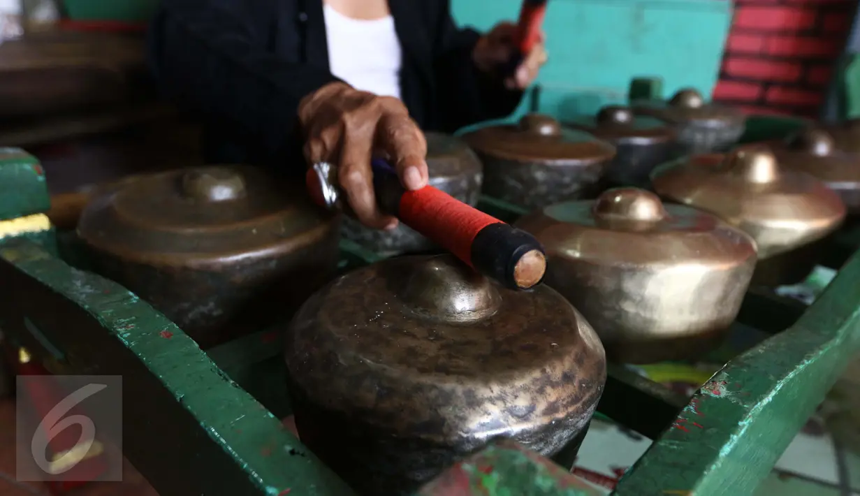 Alat Musik Tradisional gamelan sebagai alat pelengkap permainan Gong Si Bolong, Senin (9/1). (Liputan6.com/Helmi Afandi)