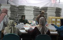 FOTO: Segini Bayaran Pekerja yang Sortir dan Lipat Surat Suara Pemilu 2024