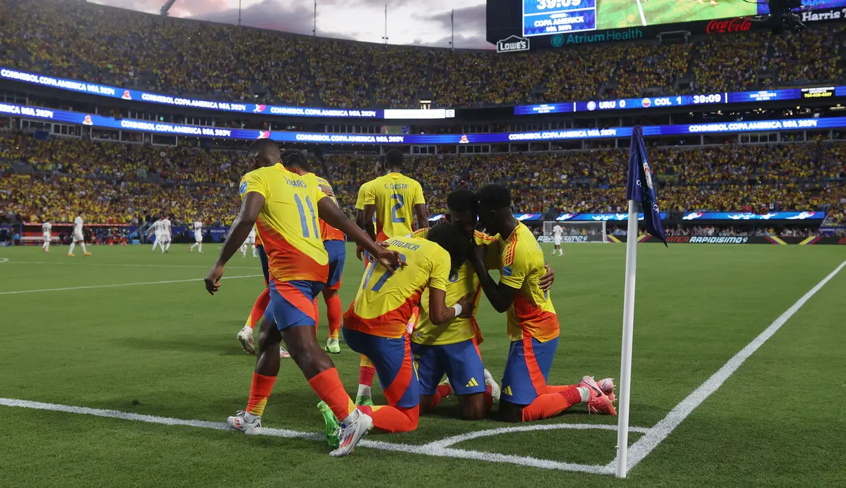 Selebrasi para pemain Timnas Kolombia merayakan gol ke gawang Timnas Uruguay yang dicetak Jefferson Lerma (tengah) pada laga semifinal Copa America 2024 di Bank of America Stadium, Charlotte, Amerika Serikat, Kamis (11/7/2024) pagi WIB. (AFP/Getty Images/Tim Nwachukwu)