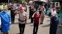 Ratusan masyarakat yang mengikuti vaksin Covid-19 memberi hormat saat memperingati HUT ke-76 RI di Jakarta, Selasa (17/8/2021). Hal tersebut dilakukan untuk mengenang jasa para pahlawan dalam memperjuangkan Kemerdekan Republik Indonesia. (Liputan6.com/Angga Yuniar)