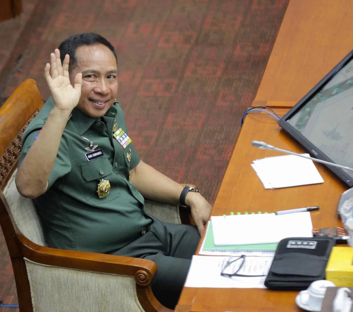 Namun Agus menyimpan rapat nama calon Kasad. Saat ini ada sejumlah nama masuk bursa. Salah satu yang menonjol adalah Pangkostrad Letjen Maruli Simanjuntak.