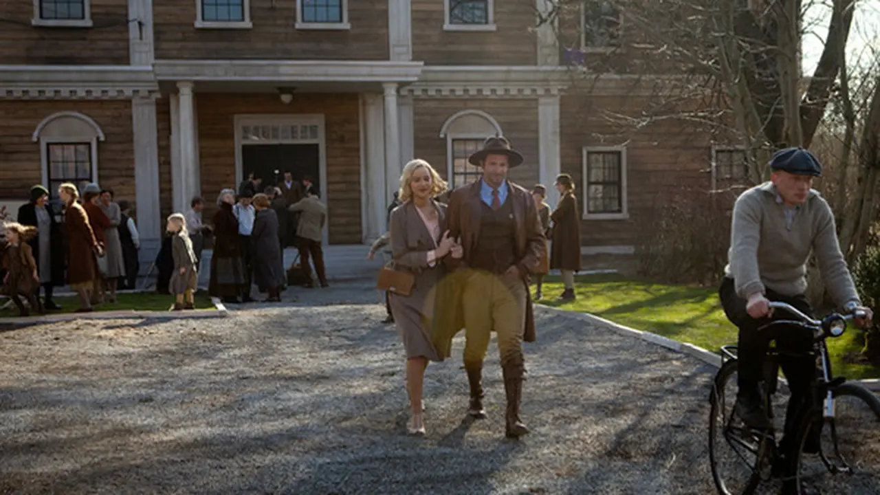 Jennifer Lawrence Gandeng Bradley Cooper di Serena