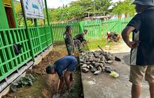 Pererat Kemanunggalan, Satgas Yonif 511/DY Bangun Drainase di Pedalaman Papua