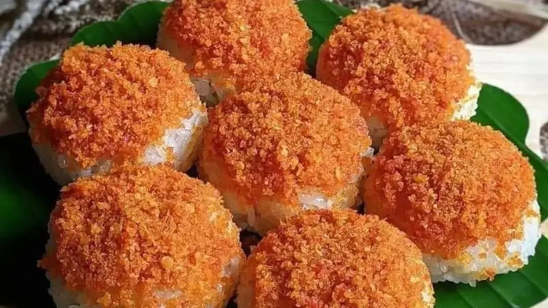 Sepiring ketan serundeng kelapa pedas manis