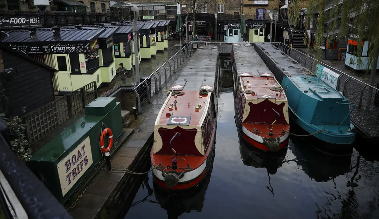 Kapal wisata ditambatkan saat sejumlah warung makan tutup di Camden Town, London, Inggris, 12 Januari 2021. Inggris sedang menerapkan lockdown nasional ketiga untuk mengekang penyebaran virus corona COVID-19. (AP Photo/Matt Dunham)