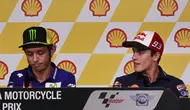 Pembalap asal Spanyol Marc Marquez (kanan) melihat kearah Pembalap Italia Valentino Rossi (kiri)  saat press conference di Sepang International Circuit, Malaysia, 22 October 2015.  (EPA / Fazry Ismail)