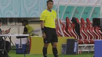 Aprisman Aranda ditunjuk sebagai salah satu perangkat pertandingan pada pertandingan Timnas Mali U-17 kontra Uzbekistan U-17 pada Piala Dunia U-17 2023. (Arief Bagus Prasetiyo/Bola.com)