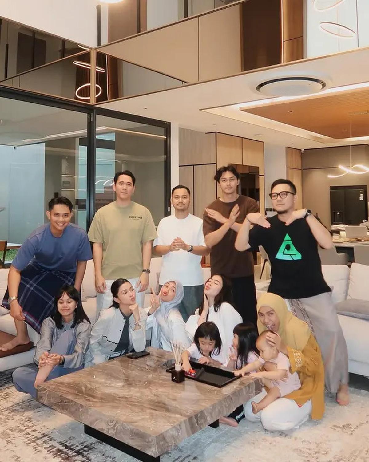 6 Potret Felicya Angelista Bukber Bareng Teman Muslim, Saling Menghargai Perbedaan