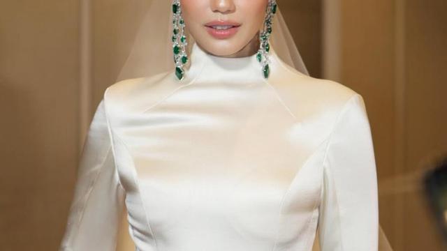 Potret Pevita Pearce di Resepsi Pernikahan Malaysia, Memesona dengan Perhiasan Mewah dan Makeup Flawless (credit: https://www.instagram.com/archangelachelsea/)