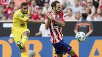 Bek Atletico Madrid, Juanfran, berusaha mengalau bola tendangan bek Napoli, Faouzi Ghoulam, pada laga turnamen pramusim Audi Cup 2017 di Stadion Allianz, Munchen, Selasa (1/8/2017). Atletico Madrid menang 2-1 atas Napoli. (AP/Sven Hoppe)