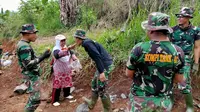 Dewi (73), salahs atu warga Desa Wanakerta, rela berjalan hingga 1 kilometer hanya untuk memberikan makanan dan minuman bagi anggota yang tengah bertugas dalam TMMD ke-108 di Desa Wanakerta, Cibatu, Garut, Jawa Barat. (Liputan6.com/Jayadi Supriadin)