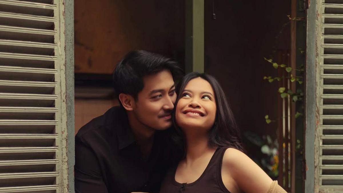 2 Tahun Menikah, Hanggini Umumkan Kehamilan Anak Pertama Lewat Pemotretan Maternity yang Kasual dan Elegan